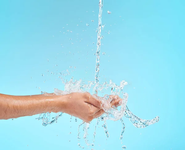 Обрезанный Снимок Неузнаваемой Женщины Пожимающей Руки Поймать Воду Синем Фоне — стоковое фото