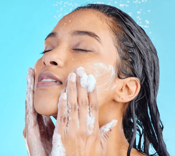 Studio Shot Young Woman Washing Her Face While Taking Shower — Stock Photo, Image