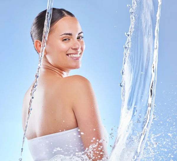 Shot Beautiful Young Woman Enjoying Refreshing Shower Blue Background — Stok fotoğraf