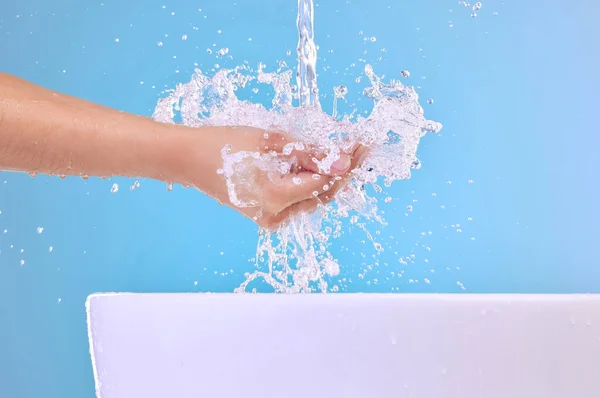 Tiro Uma Mulher Irreconhecível Lavando Mãos Contra Fundo Azul — Fotografia de Stock