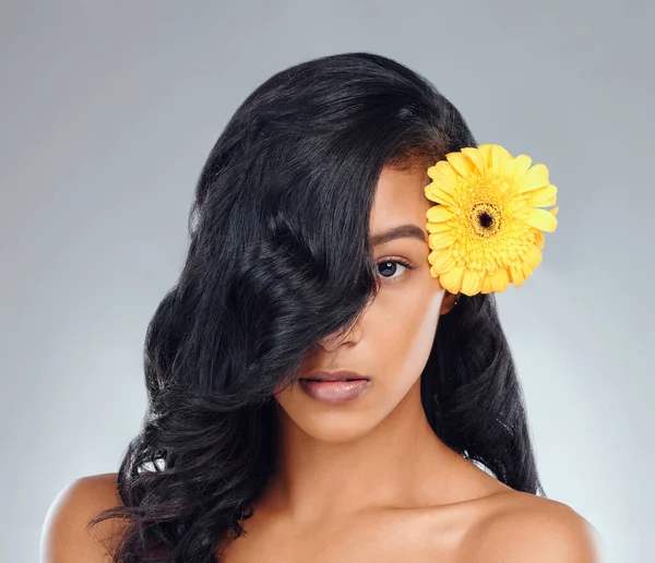 Studio Portrait Attractive Young Woman Posing Yellow Flower Her Hair — Stockfoto