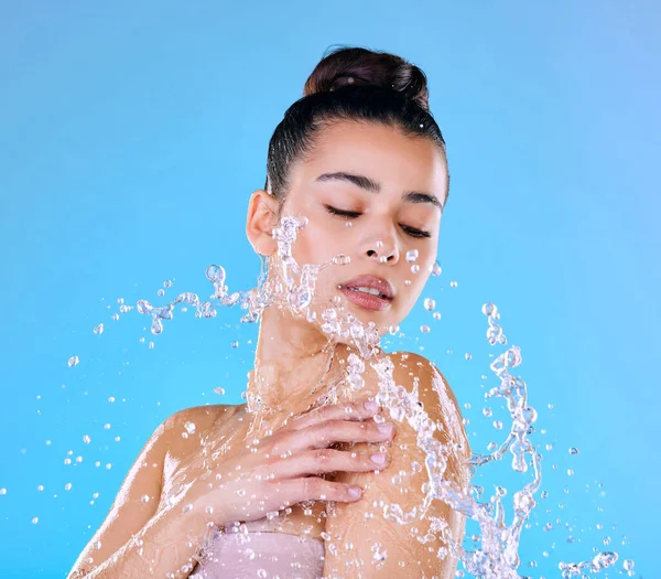 Tourné Une Belle Jeune Femme Éclaboussée Eau Sur Fond Bleu — Photo