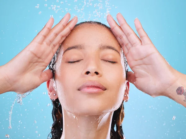 Studio Shot Attractive Young Woman Showering Blue Background — Fotografia de Stock