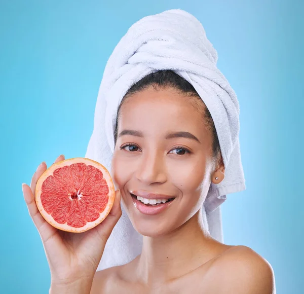 Studio Portrait Attractive Young Woman Posing Towel Her Head Grapefruit — Stok Foto