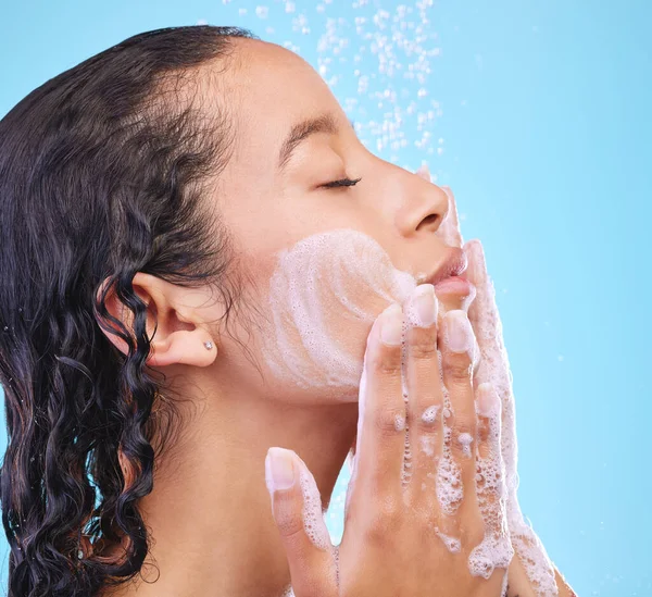 Studio Shot Attractive Young Woman Showering Blue Background — Stok Foto