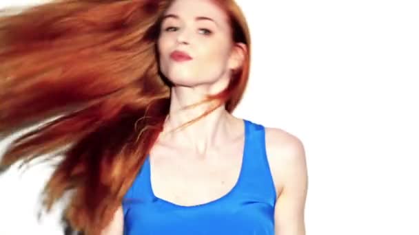 Imagini Video Femeie Tânără Frumoasă Care Pozează Fundal Studio — Videoclip de stoc