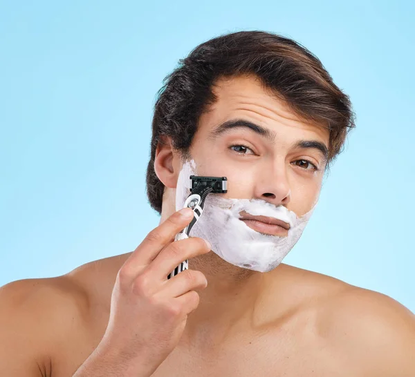 Shot Young Man Shaving His Face Studio Background — Stockfoto