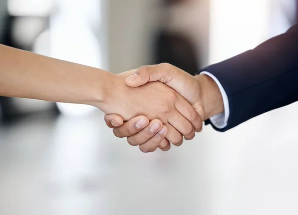 Tiro Dois Empresários Irreconhecíveis Apertando Mãos Trabalho — Fotografia de Stock