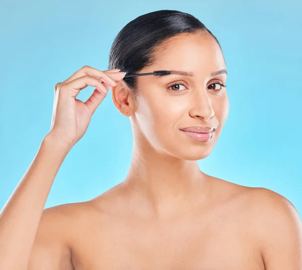 Studioporträt Einer Attraktiven Jungen Frau Die Lidschatten Vor Blauem Hintergrund — Stockfoto