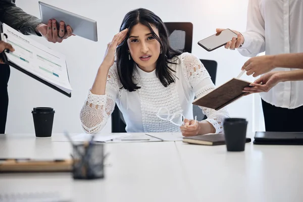 Shot Young Businesswoman Looking Stressed Out Demanding Work Environment — Stockfoto