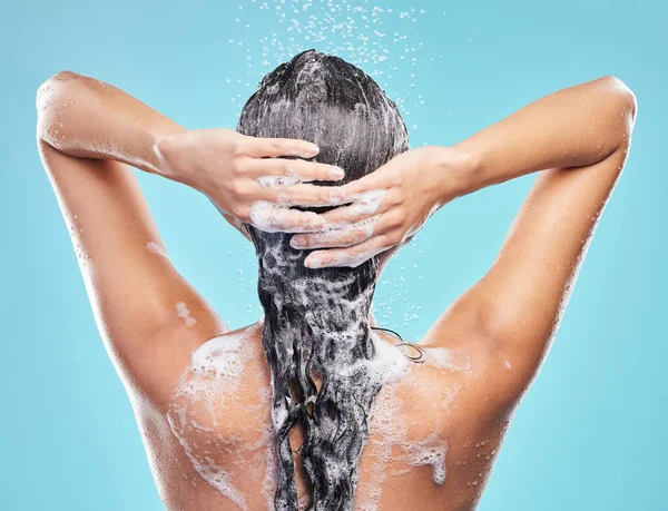 Strzał Nierozpoznawalnej Kobiety Myjącej Włosy Pod Prysznicem Niebieskim Tle — Zdjęcie stockowe