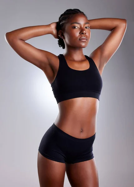 Studio Portrait Sporty Young Woman Posing Grey Background — Stock Photo, Image