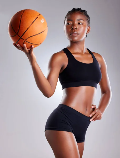 Studio Shot Sporty Young Woman Posing Basketball Grey Background — Stock Photo, Image