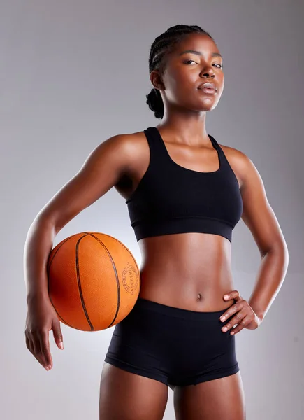 Studio Portrait Sporty Young Woman Posing Basketball Grey Background — 图库照片