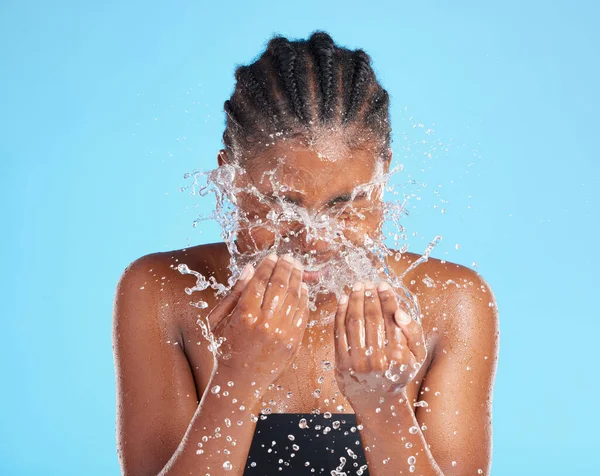 Shot Beautiful Young Woman Being Splashed Water Blue Background — Stock Photo, Image