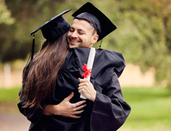 Girato Giovane Uomo Che Abbraccia Sua Amica Giorno Della Laurea — Foto Stock