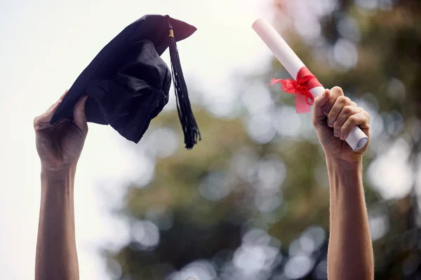 Closeup Shot Unrecognisable Graduate Holding Cap Diploma Graduation Day — ストック写真