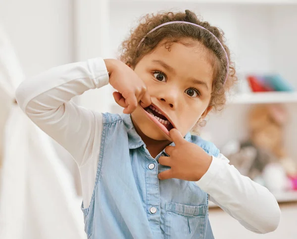 Tourné Une Adorable Petite Fille Debout Seule Maison — Photo