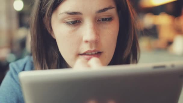 Kafede Çalışan Bir Kadınının Dijital Tablet Kullanırken Çekilmiş Video Görüntüleri — Stok video