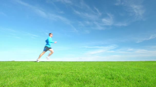 Βίντεο Ενός Άντρα Που Απολαμβάνει Ένα Τρέξιμο Στο Πάρκο — Αρχείο Βίντεο