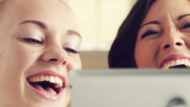 Video Beeldmateriaal Twee Jonge Vrouwen Met Behulp Van Een Digitale — Stockvideo