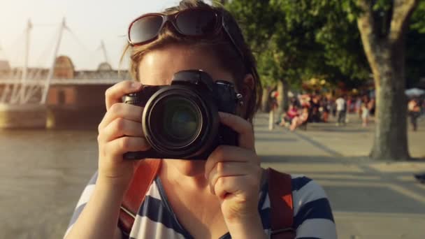 Видеозаписей Молодой Женщины Фотографирующей Камерой Время Осмотра Города — стоковое видео