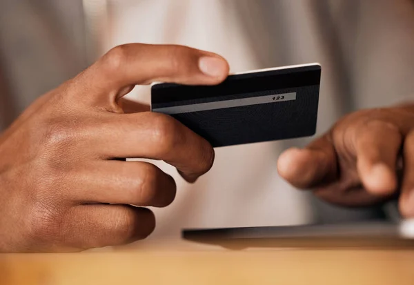 Man Holding Credit Card Using Tablet Closeup Mans Hands Holding — Stock Fotó