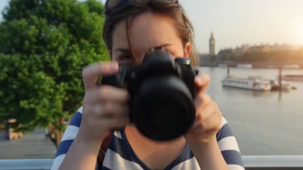 Video Footage Young Woman Taking Pictures Camera While Exploring City — Stockvideo