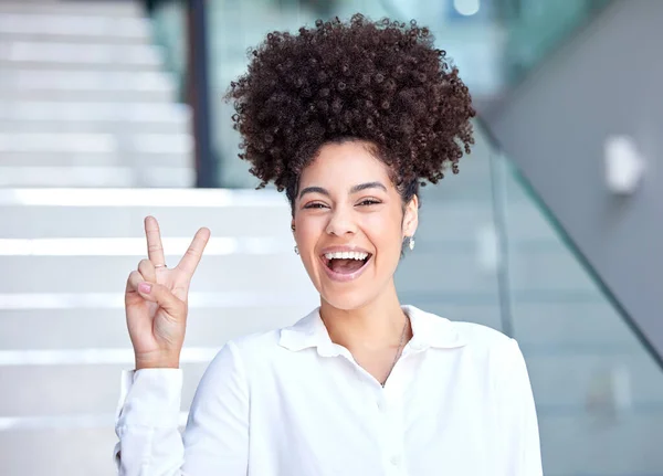 Shot Young Businesswoman Showing Peace Sign — Stockfoto