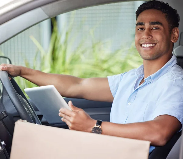 Retrato Jovem Entregador Usando Tablet Digital Sentado Uma Van — Fotografia de Stock