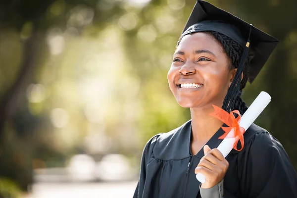 Mezuniyet Gününde Elinde Diplomasıyla Genç Bir Kadının Fotoğrafı — Stok fotoğraf