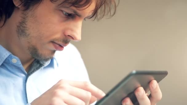 Filmagem Vídeo Jovem Empresário Usando Tablet Digital Enquanto Trabalhava Café — Vídeo de Stock