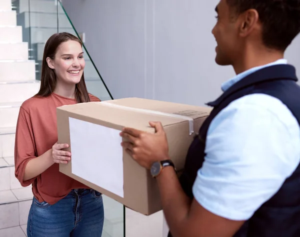 Shot Woman Accepting Her Delivery Delivery Man —  Fotos de Stock