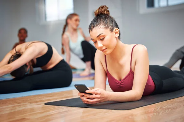 Shot Young Woman Using Her Smartphone Yoga Lesson — 图库照片