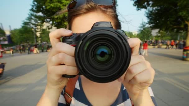 Video Záběry Mladé Ženy Fotografování Fotoaparátem Při Prozkoumávání Města — Stock video