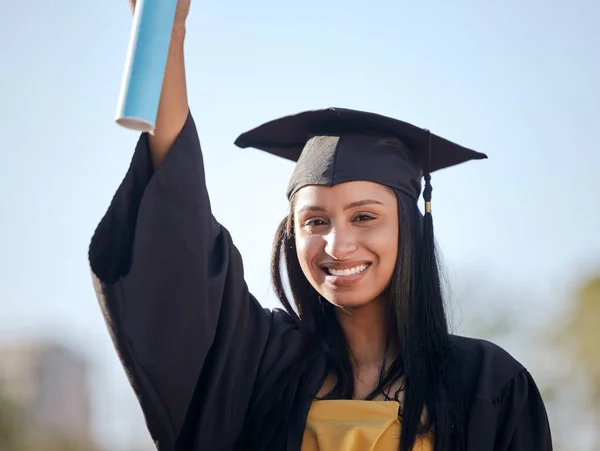 Mezuniyet Gününde Diplomasını Tutan Genç Bir Kadının Portresi — Stok fotoğraf