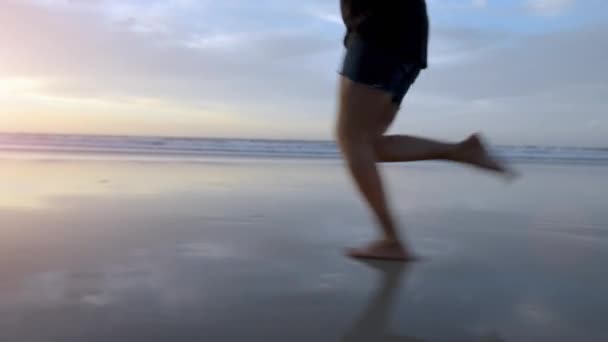 Βίντεο Μια Γυναίκα Τρέχει Στην Παραλία — Αρχείο Βίντεο