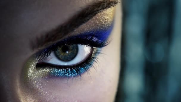 Video Footage Woman Blue Smokey Eye Studio Background — Stock video