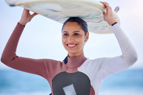 Shot Attractive Young Woman Carrying Surfboard Beach — Fotografia de Stock