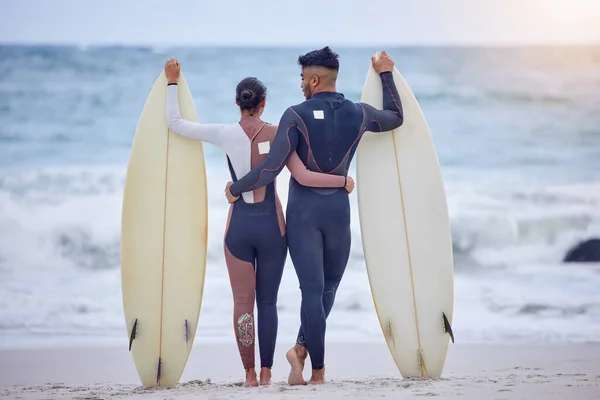 Zdjęcie Tyłu Młodej Pary Surfującej Razem Plaży — Zdjęcie stockowe