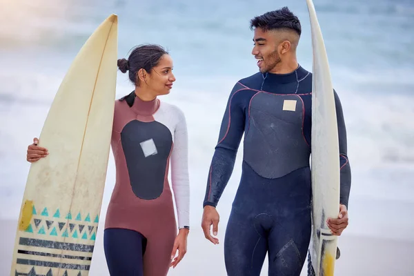 Shot Young Couple Surfing Together Beach — Fotografia de Stock