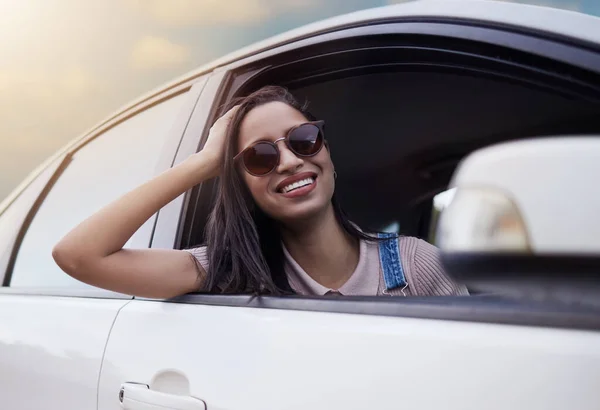 Foto Una Hermosa Joven Disfrutando Viaje Aventurero Coche — Foto de Stock