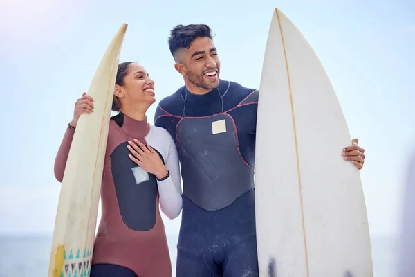 Shot Young Couple Surfing Together Beach — Fotografia de Stock