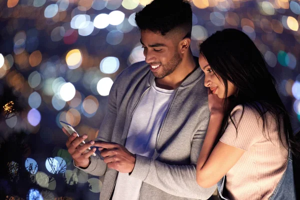 Fotografía Una Pareja Joven Usando Teléfono Celular Mientras Estaba Ciudad —  Fotos de Stock