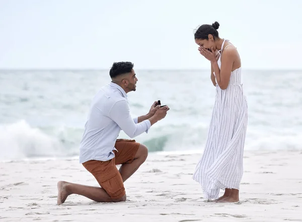 Full Length Shot Handsome Young Man Proposing His Girlfriend Beach — Zdjęcie stockowe