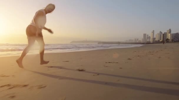 Відеозапис Жінки Яка Розважається Своєю Собакою Пляжі Заході Сонця — стокове відео