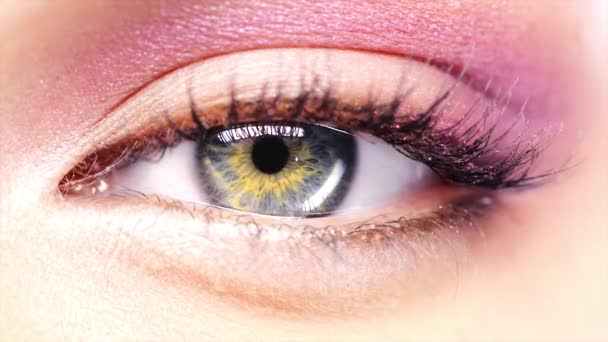 Imagini Video Ale Unei Femei Care Poartă Umbră Luminoasă Ochilor — Videoclip de stoc