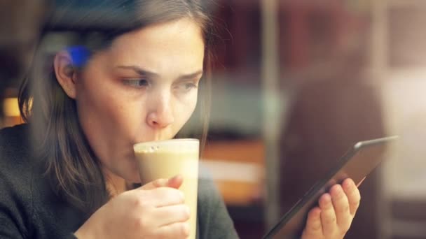 Video Záběry Mladé Podnikatelky Pomocí Digitálního Tabletu Zatímco Kavárně — Stock video