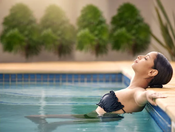 Cropped Shot Attractive Young Woman Relaxing Swimming Pool — Stok fotoğraf