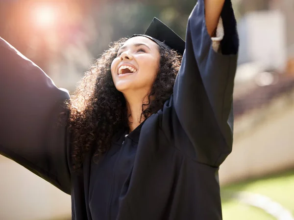 Foto Una Joven Animando Día Graduación — Foto de Stock